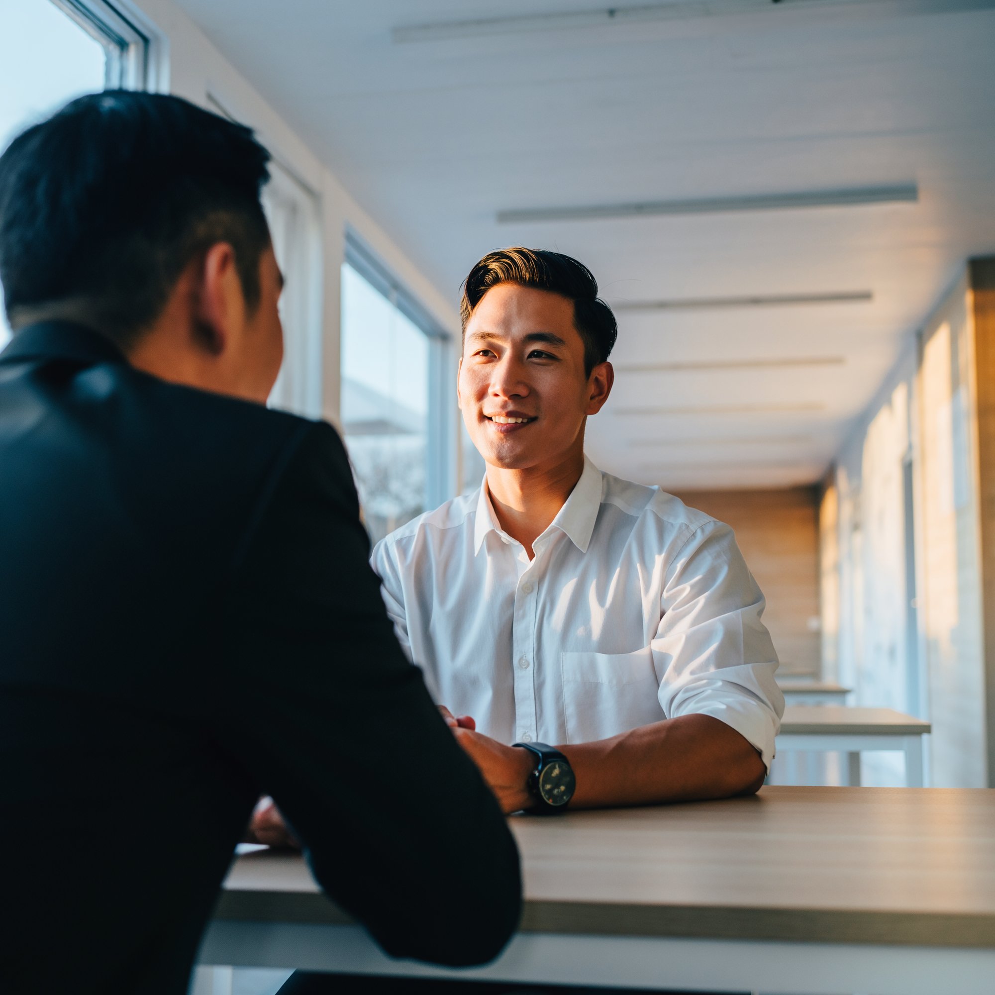 Firefly_“Realistic corporate photo of an independent financial advisor meeting one-on-one wit 964892